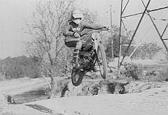 1976 11 27 kim 056  1976 Joaquim Suñol (Puch Minicross 50cc) en el Circuito de Motocross de Les Franqueses (Barcelona) : joaquim suñol, 1976, les franqueses, circuito, puch minicross, mc50